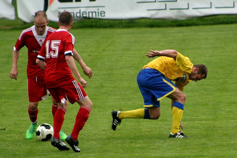 Fotbalisté Břeclavi (ve žlutém) podali proti Uničovu jeden z nejhorších výkonů jara.