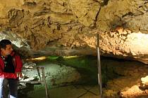 Hladina smaragdového jezírka v Jezerním dómě v Mikulově za poslední měsíc poklesla zhruba o pět metrů.  Od soboty bude prostor po roční přestávce součástí prohlídky Jeskyně Na Turoldu. 