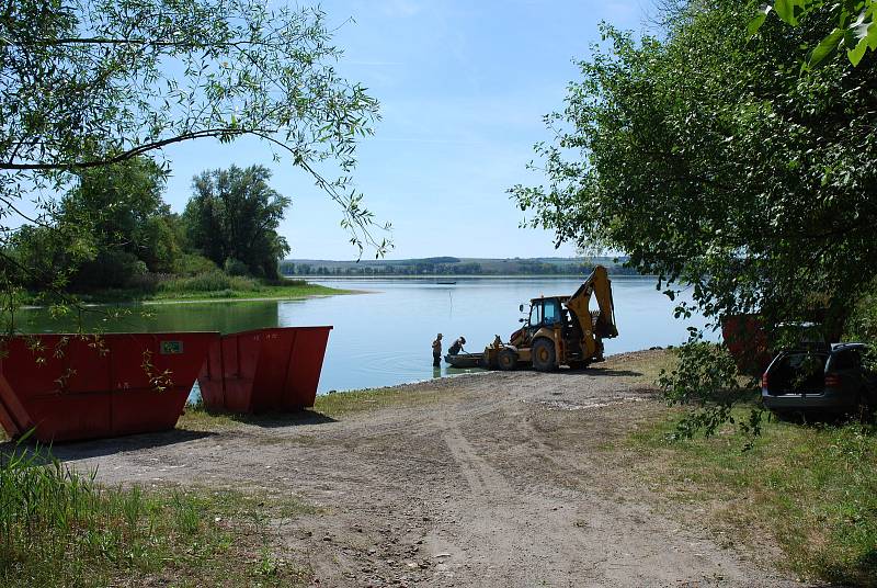 Výlov uhynulých ryb z největšího moravského rybníku Nesyt na Břeclavsku. Den třetí.