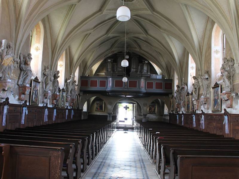 Uprostřed Dolních Věstonic stojí kostel zasvěcený svatému archandělu Michaelovi.