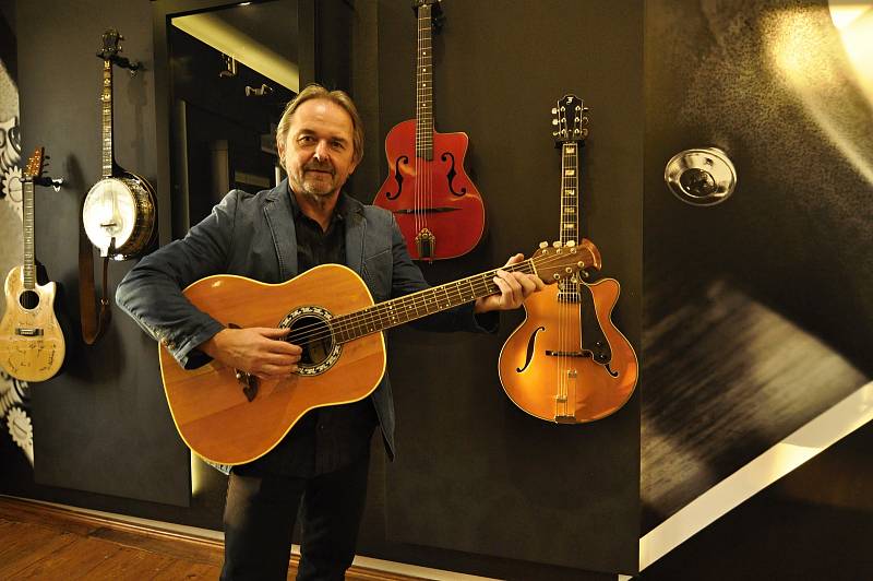 Z ilegální garáže až na americký trh vybudoval firmu na výrobu kytar František Furch z Velkých Němčic. Na snímku s první svoji vyrobenou kytarou.