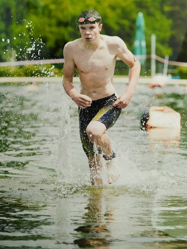 Lukáš Drobilič je nadějným plavcem, daří se mu v atletice a úspěšně vyzkoušel i triatlon.