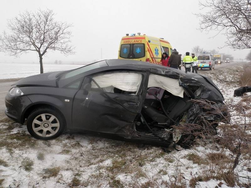 Při dopravní nehodě u Velkých Němčic se srazila Avia s osobním autem Seat Altea.