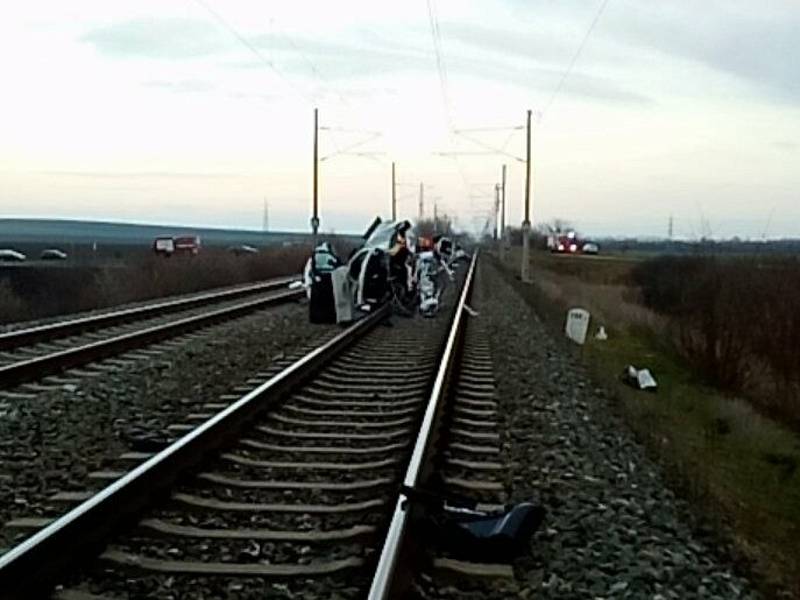 Při železniční nehodě zemřela v neděli u Šakvic řidička. Na přejezdu ji s vozem smetl vlak.