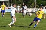 Fotbalisté Lanžhotu (v bílých dresech) prohráli s Velkou Bíteší 0:2