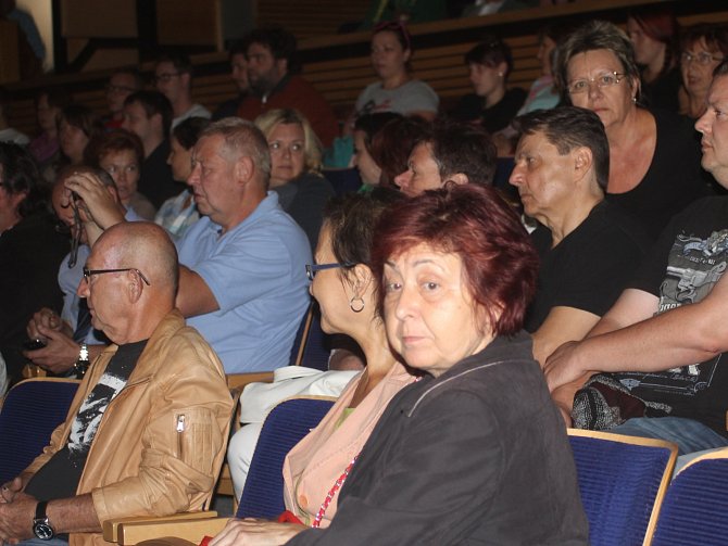 Obyvatelé Břeclavi se sešli v úterý v kině Koruna se zástupci ministerstva vnitra a ptali se jich na aktuální vývoj situace s běženci z Blízkého východu a vznik stanového tábora v Poštorné.