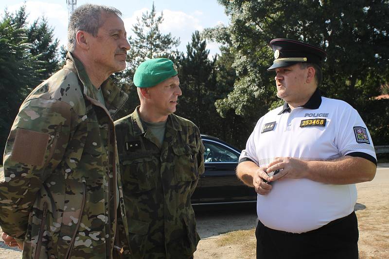 Policisté s vojáky procvičovali v úterý znovuzavedení kontrol na státní hranici se Slovenskem. Stanoviště měli i na silnici druhé třídy mezi Lanžhotem a Brodským. 