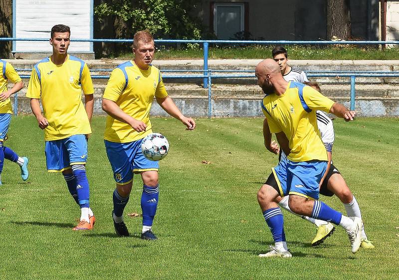 Břeclavští fotbalisté (v bílých dresech) zahájili letní přípravu výhrou nad Ivančicemi.