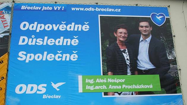 Dva měsíce po volbách krášlí Břeclav předvolební plakáty.