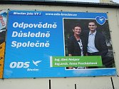 Dva měsíce po volbách krášlí Břeclav předvolební plakáty.
