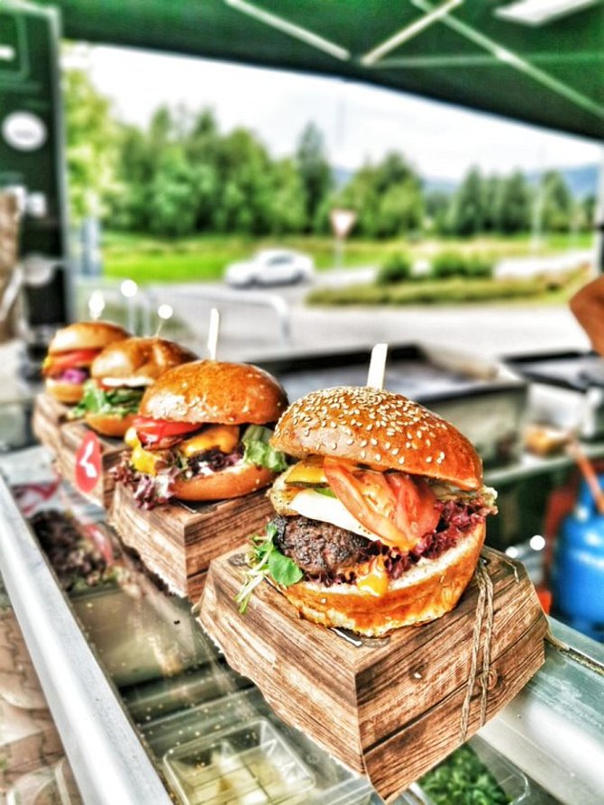 Burgery a další dobroty lákají na letošní břeclavský Burger fest.