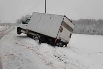 Sníh na jižní Moravě komplikoval dopravu.