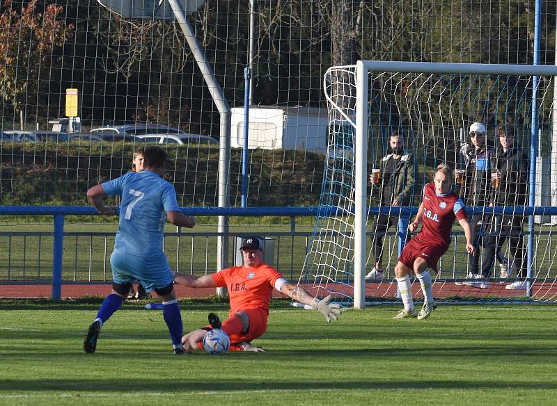 Fotbalisté Lednice (v modrém) remizovali 1:1 s Kunštátem.