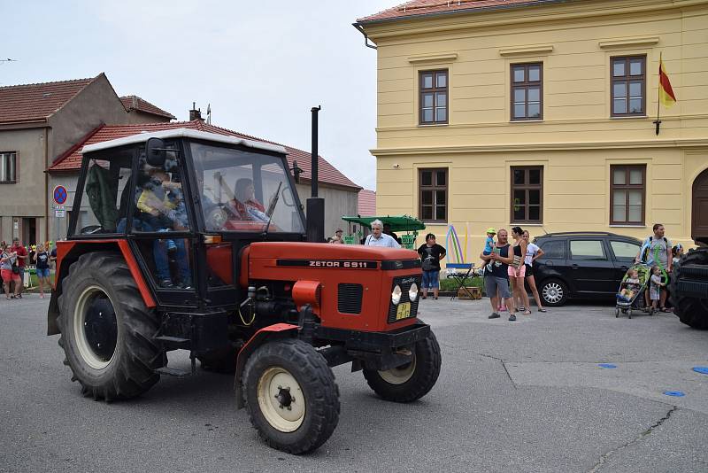 V Podivíně měli sraz majitelé továrních i doma vyrobených traktorů