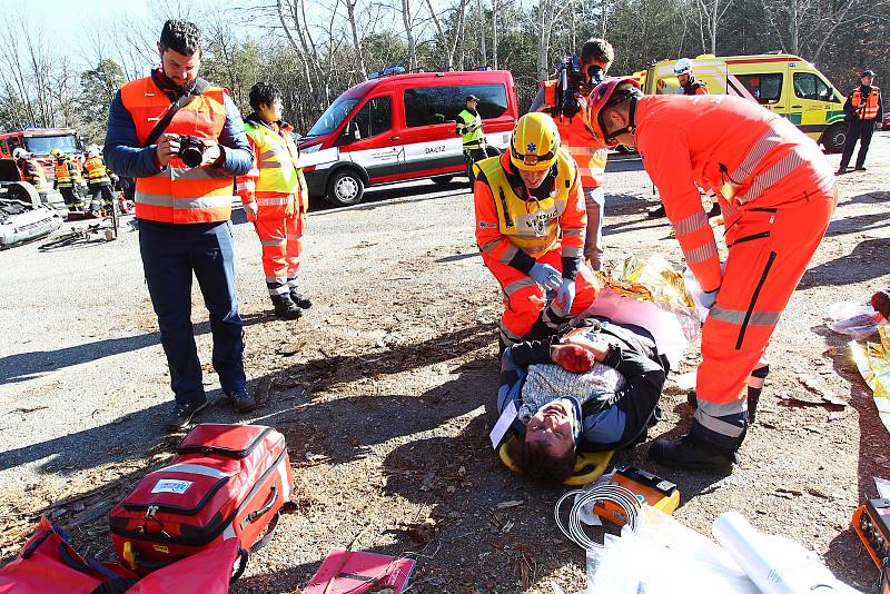 U hromadné dopravní nehody v Bořím lese u Břeclavi zasahovaly desítky hasičů, záchranářů a policistů. Šlo pouze o cvičení.