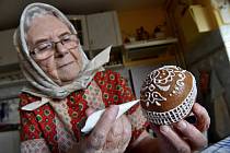 Netradiční duté perníkové kraslice vyrábí v těchto dnech pětaosmdesátiletá Marie Švirgová z Lanžhota na Břeclavsku. Kraslice vyrábí pomocí formiček z naběraček.