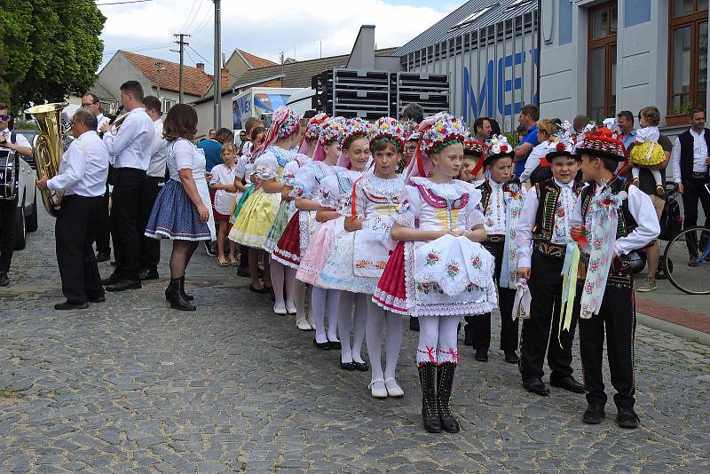 Děti  v Kobylí oslavily po vynucené pauze svoje hodečky.