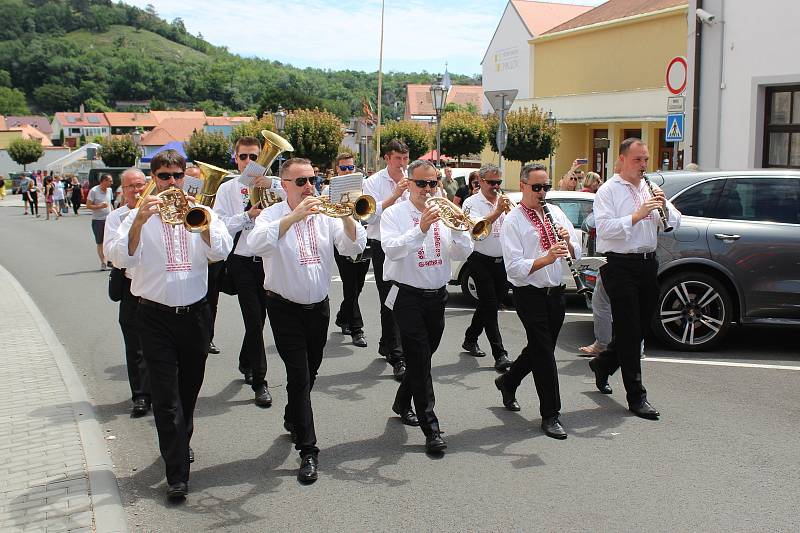 Mikulov ovládly hody. V krojích šly i děti.