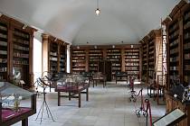 Zámecká knihovna v Mikulově, kde se nyní nachází výstava Po stopách do comedienhausu.