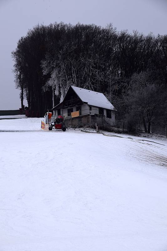 V Němčičkách zahájili v sobotu 7. prosince kurzy v lyžařské škole. Kapacita je zcela zaplněná. Učit lyžovat se na nejníže položeném svahu ve střední Evropě bude na 380 dětí.