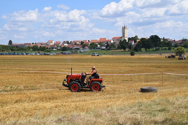 Podivínští v sobotu dopoledne odstartovali jubilejní desátý ročník traktoriády Podivínský mazec.