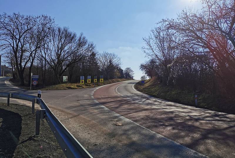 Křižovatka na silnici mezi Mikulovem a Sedlecem na Břeclavsku.