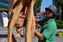 Řezbáři po celý týden tesali sochy ze dřeva před břeclavským kinem Koruna. Zobrazují osobnosti spojené s městem a sloužit budou ke směrování lidí k místnímu, původně lichtenštejnskému, zámku.