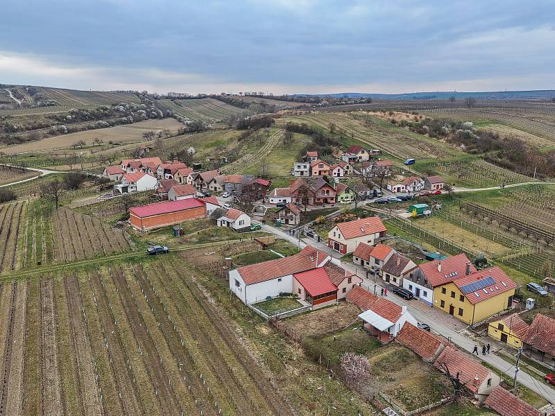 Milovníci dobrých vín zamířili do Velkých Bílovic na putování Ze sklepa do sklepa.