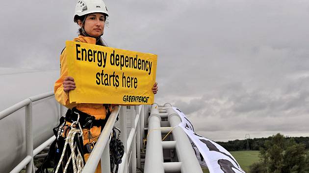 Aktivisté z ekologického hnutí Greenpeace si jako „plochu“ pro své transparenty vybrali plynovody nad řekou Moravou u Lanžhota na Břeclavsku. Bojují tím za energetickou nezávislost České republiky. 