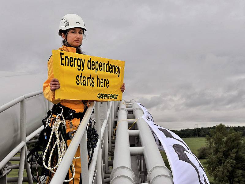 Aktivisté z ekologického hnutí Greenpeace si jako „plochu“ pro své transparenty vybrali plynovody nad řekou Moravou u Lanžhota na Břeclavsku. Bojují tím za energetickou nezávislost České republiky. 