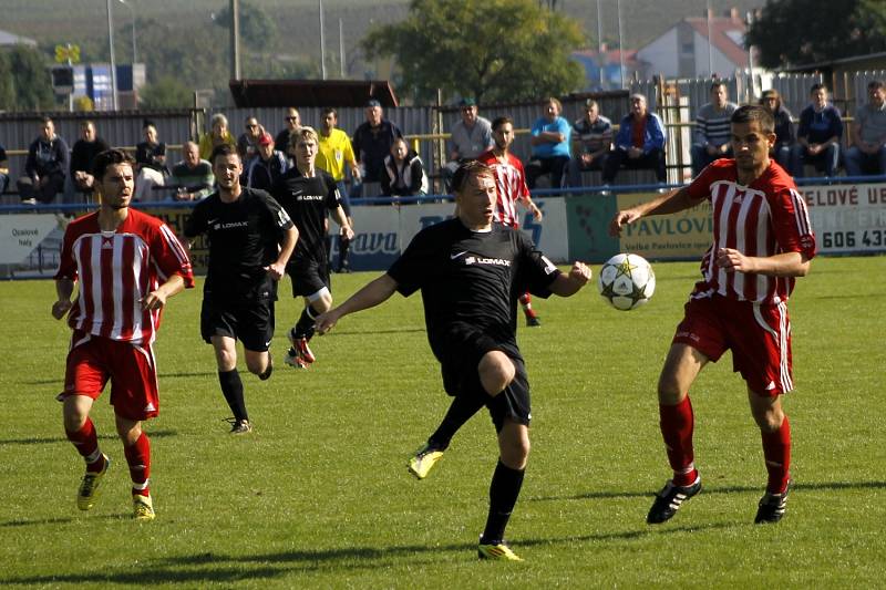 Vinařské derby mezi Velkámi Pavlovicemi a Bořeticemi sice tentokrát nepřineslo žádné vyloučení, ovšem čtyři stovky diváků viděly šest branek. 