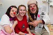 S malým předstihem měly Vánoce děti v břeclavské nemocnici. Na předposlední návštěvu v roce za nimi přijeli zdravotní klauni. Přivezli úsměvy i dárky.