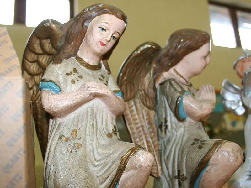 Výstava andělů v lanžhotském Společenském domě.