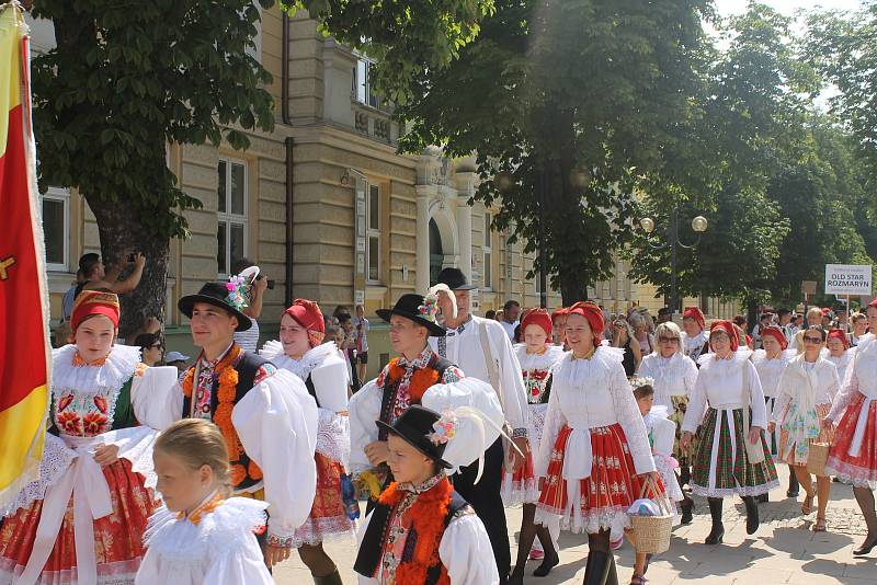 V sobotním průvodu po Břeclavi na třetím ročníku Setkání přátel jižní Moravy prošly až stovky krojovaných, dokonce i hosté ze Slovenska.