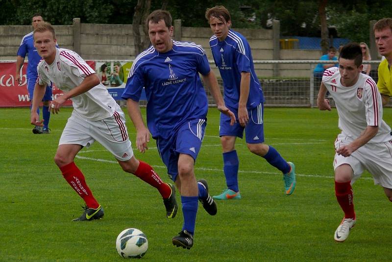 Lanžhotští fotbalisté (v bílém) si doma zastříleli. Deklasovali Lednici 6:0.