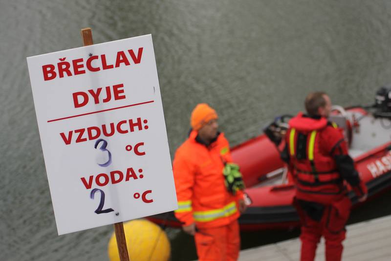 Otužilci plavali v břeclavské Dyji. Voda měla dva stupně Celsia.