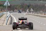 Formule 1 Red Bull Racing ve čtvrtek odpoledne jela po mostu mezi Dolními Věstonicemi a Strachotínem.