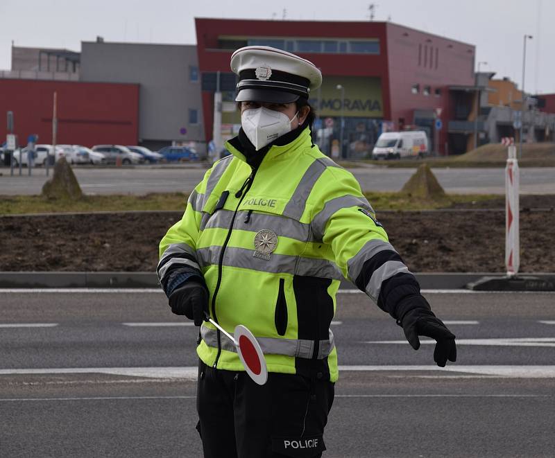 Policisté u Pasohlávek celé pondělí namátkově kontrolovali dodržování opatření v souvislosti se vstupem do sousedních okresů.