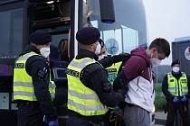 Provoz registračního místa pro ilegální cizince při hranicích u jihomoravského Lanžhota. Na parkovišti při dálnici D2 ho zřídili jako součást společného cvičení policistů, hasičů, celníků a Vězeňské služby.