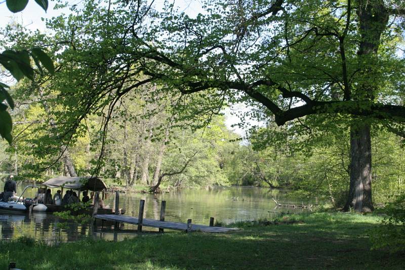 Filmový štáb obsadil na pár dní zámecký park v Lednici. Důvodem bylo natáčení nové pohádky s názvem Šťastný smolař. 