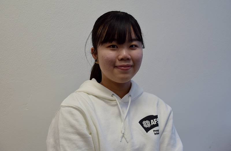 Misaki Tagawa je sedmnáctiletá dívka z Japonska, která na rok přesídlila do České republiky.  Bydlí v Břeclavi a denně dojíždí do Střední vinařské školy do Valtic.