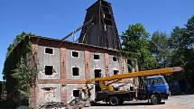 Stavební dělníci pokračují s demolicí budov zchátralého Vranova mlýna v Břeclavi.