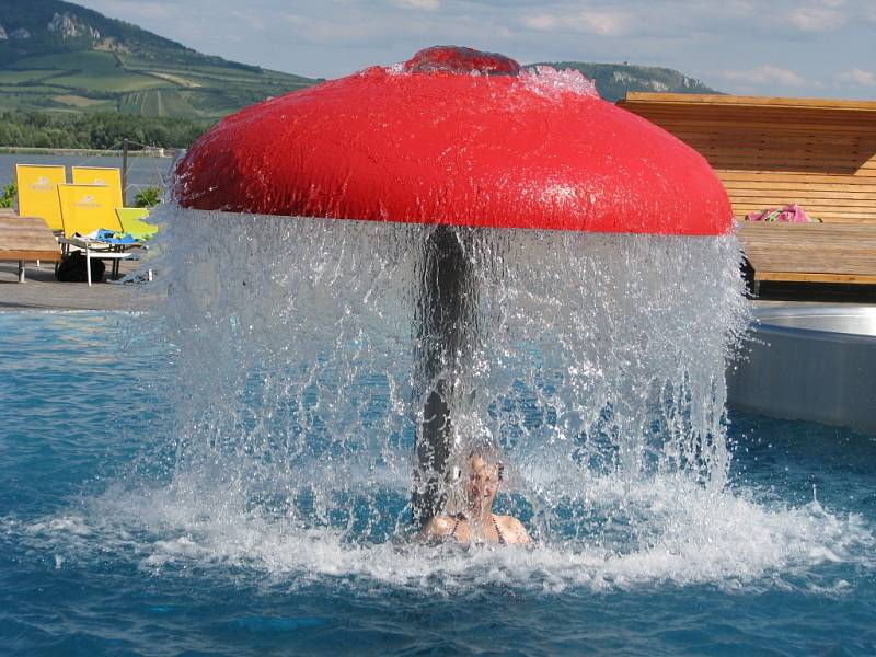 Pasohlávecký Aqualand Moravia v pátek najíždí na letní provoz. Sezonu otevřel už o víkendu. Možnost koupání nebo sjíždění tobogánů využili mnozí, hlavně rodiny s dětmi. U pokladen se však davy lidí netlačily.