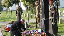 Na hřbitově Rudé armády v Hustopečích ve čtvrtek pietně pohřbili ostatky čtyř vojáků z druhé světové války. Ti padli na území Kobylí a Brodu nad Dyjí.