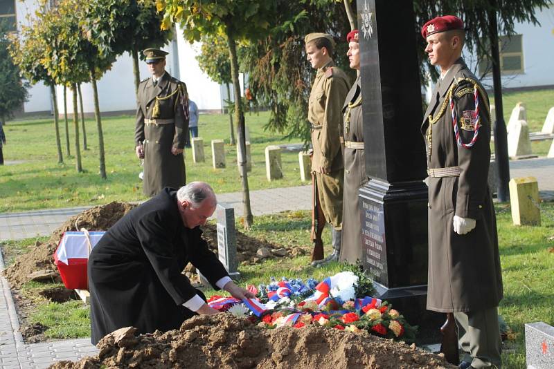 Na hřbitově Rudé armády v Hustopečích ve čtvrtek pietně pohřbili ostatky čtyř vojáků z druhé světové války. Ti padli na území Kobylí a Brodu nad Dyjí.