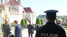 Společné zasedání vlád České republiky a Slovenska hostí Valtice. Premiéři Sobotka a Fico se i se svými kabinety sešli na zámku.