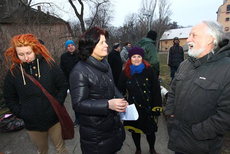 Zhruba třicet lidí se sešlo v pondělí v Břeclavi, aby protestovali proti zvolení komunistického poslance Zdeňka Ondráčka do čela komise pro kontrolu činnosti Generální inspekce bezpečnostních sborů. U pomníku obětí totalitního režimu zapálili svíčky a pod