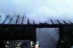 Devět hasičských jednotek zasahovalo u požáru stodoly v Hostěradicích.