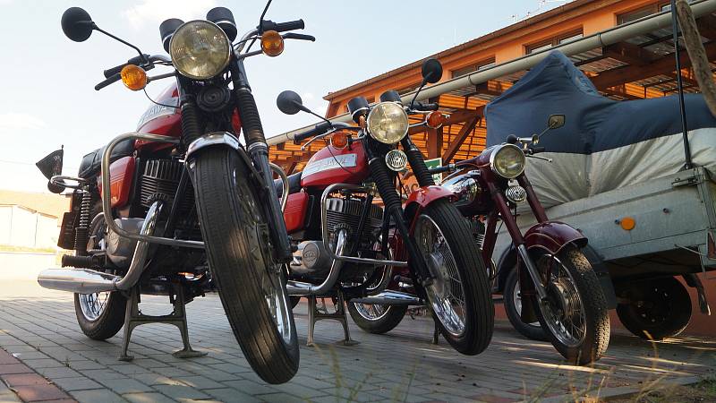 Na svém dovolenkovém výletu se v Šakvicích zastavila parta přátel na klasických motocyklech Jawa.