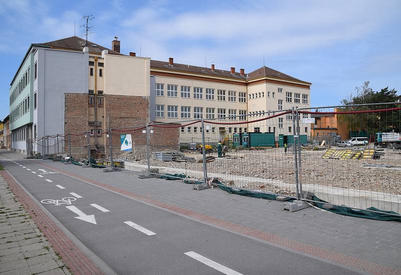 V centru Hustopečích už na místě původního obchodního domu vyrůstá nová moderní prodejna Coop Jednota.